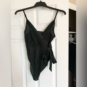 Very flattering front tie bodysuit from Forever 21. Perfect condition. Size S